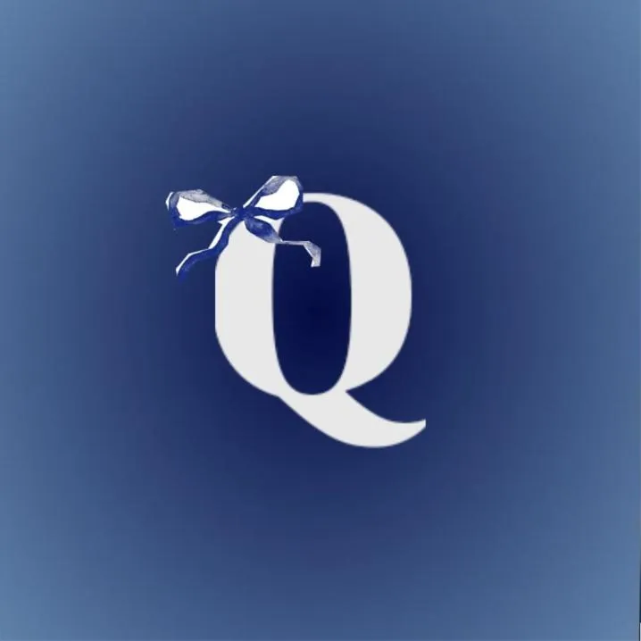 Letter PFP #168: A white serif letter Q with a navy ribbon bow on its top left sits on a deep blue gradient background.