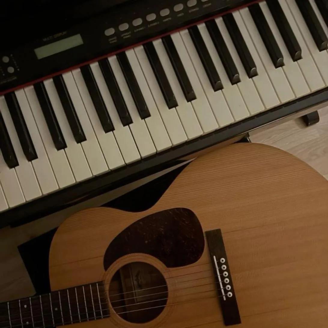 Music PFP #13 (aesthetic, guitar, piano)
