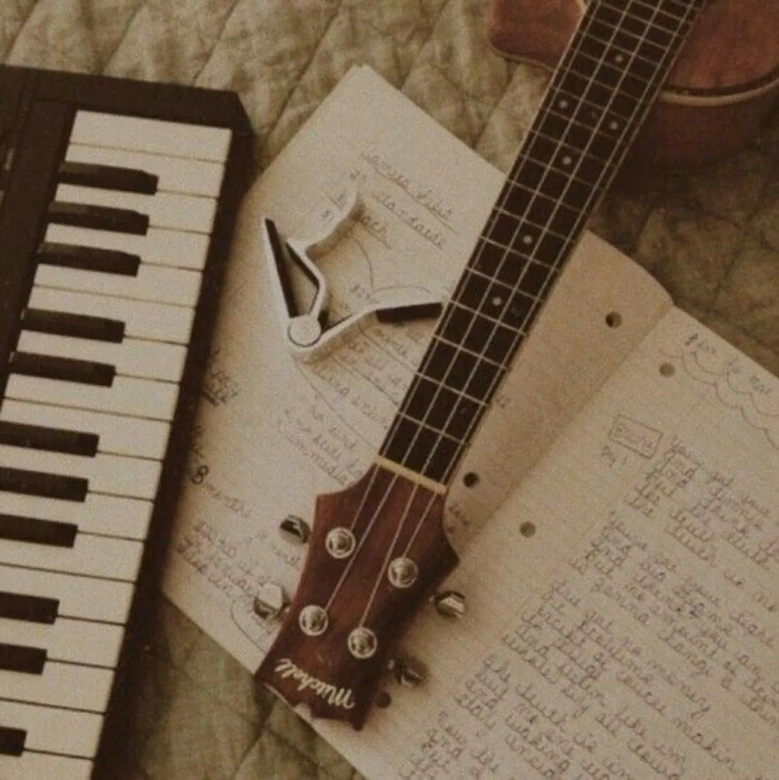 Music PFP #9 (aesthetic, guitar, piano)